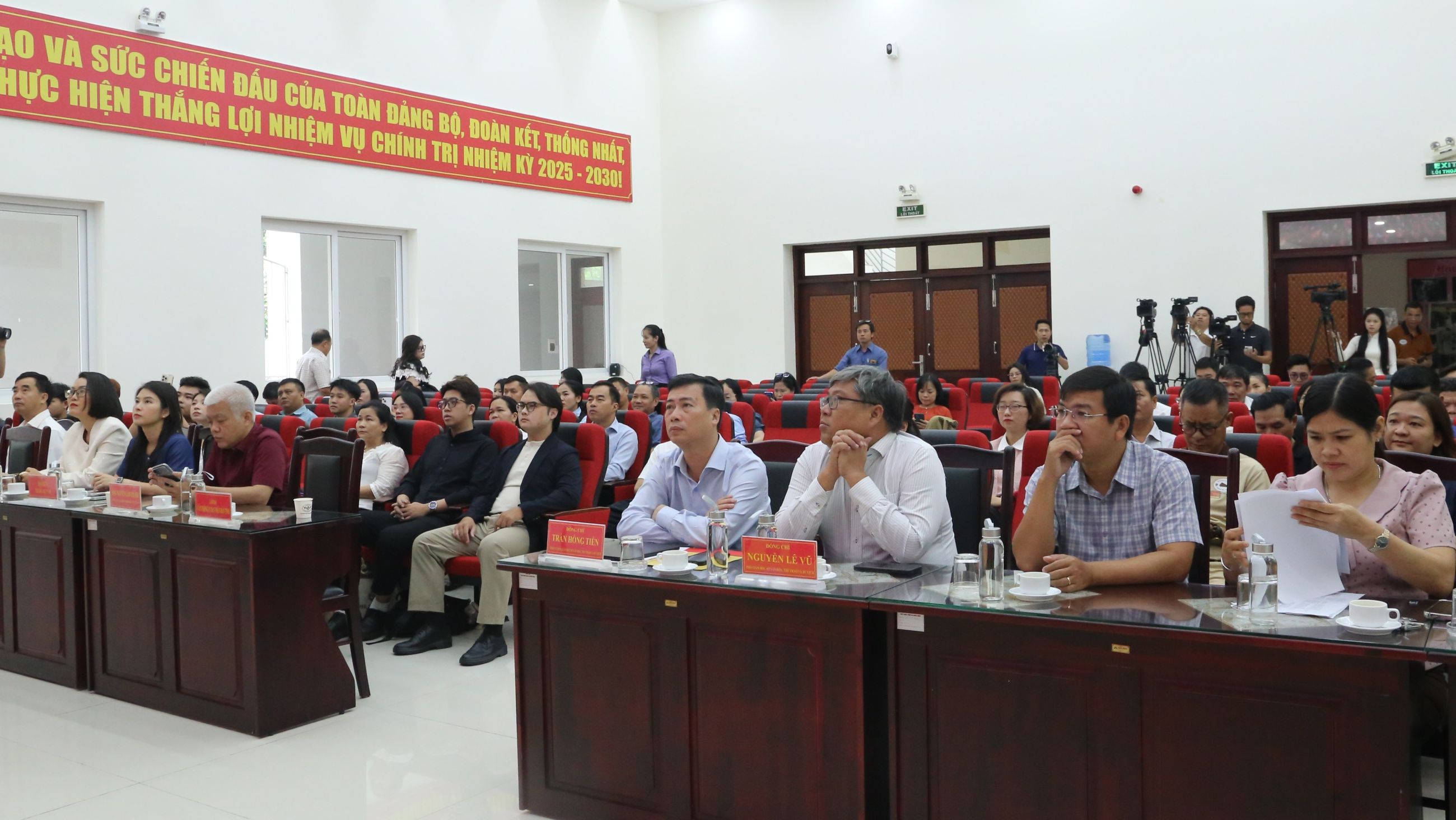 Các đại biểu tham dự hội nghị.